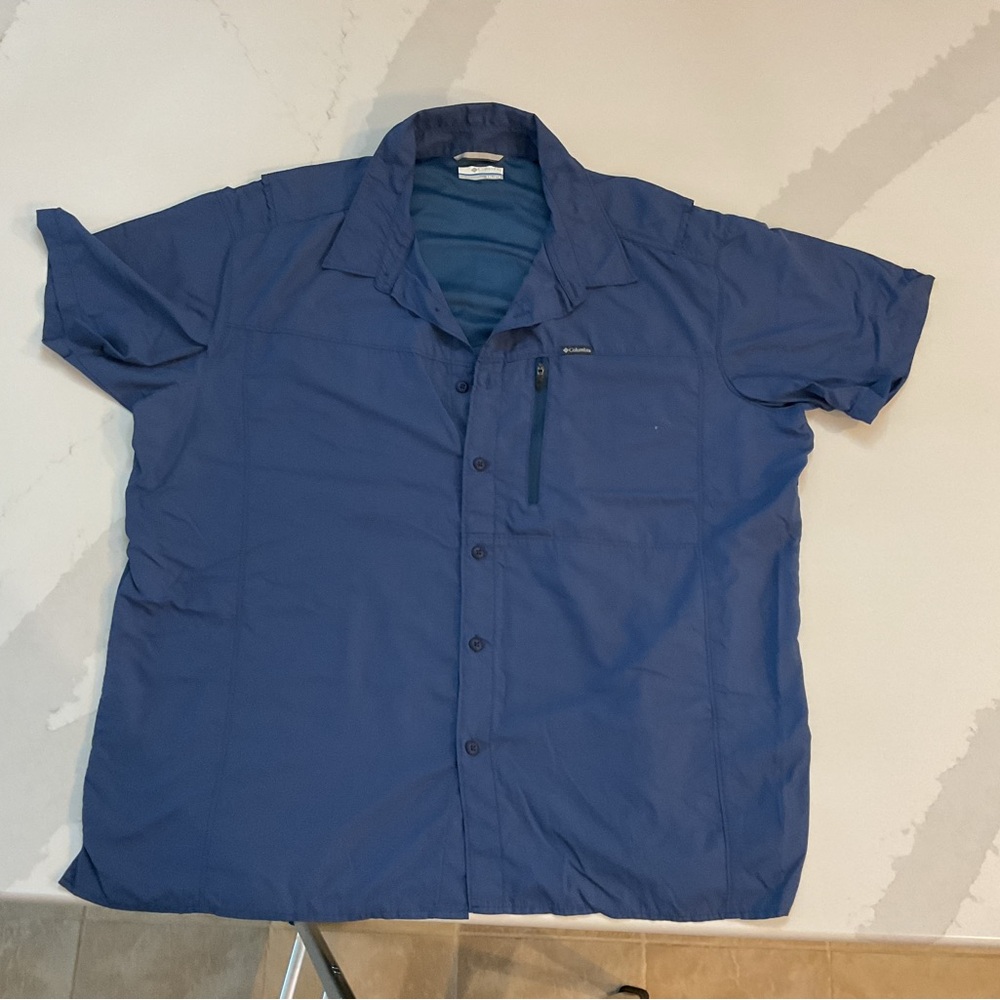 Men’s Columbia short sleeve button up camp shirt. Dark blue. Size XXL
